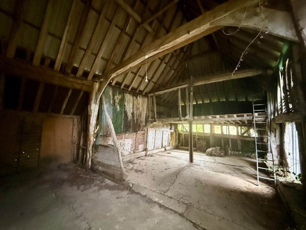 Lot: 166 - BARN WITH PLANNING FOR RESIDENTIAL CONVERSION - Internal photo of ground floor